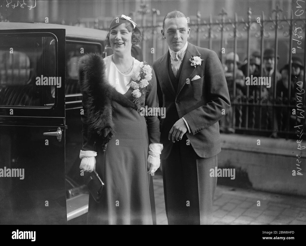 Descendant du défenseur célèbre des lucknow Weds . Mlle Betty Munro , la jeune fille vivace de M. John E Munro , a été mariée à Brompton Oratoire , à l' officier pilote Charles Outram , de la RAF . 31 octobre 1932 Banque D'Images