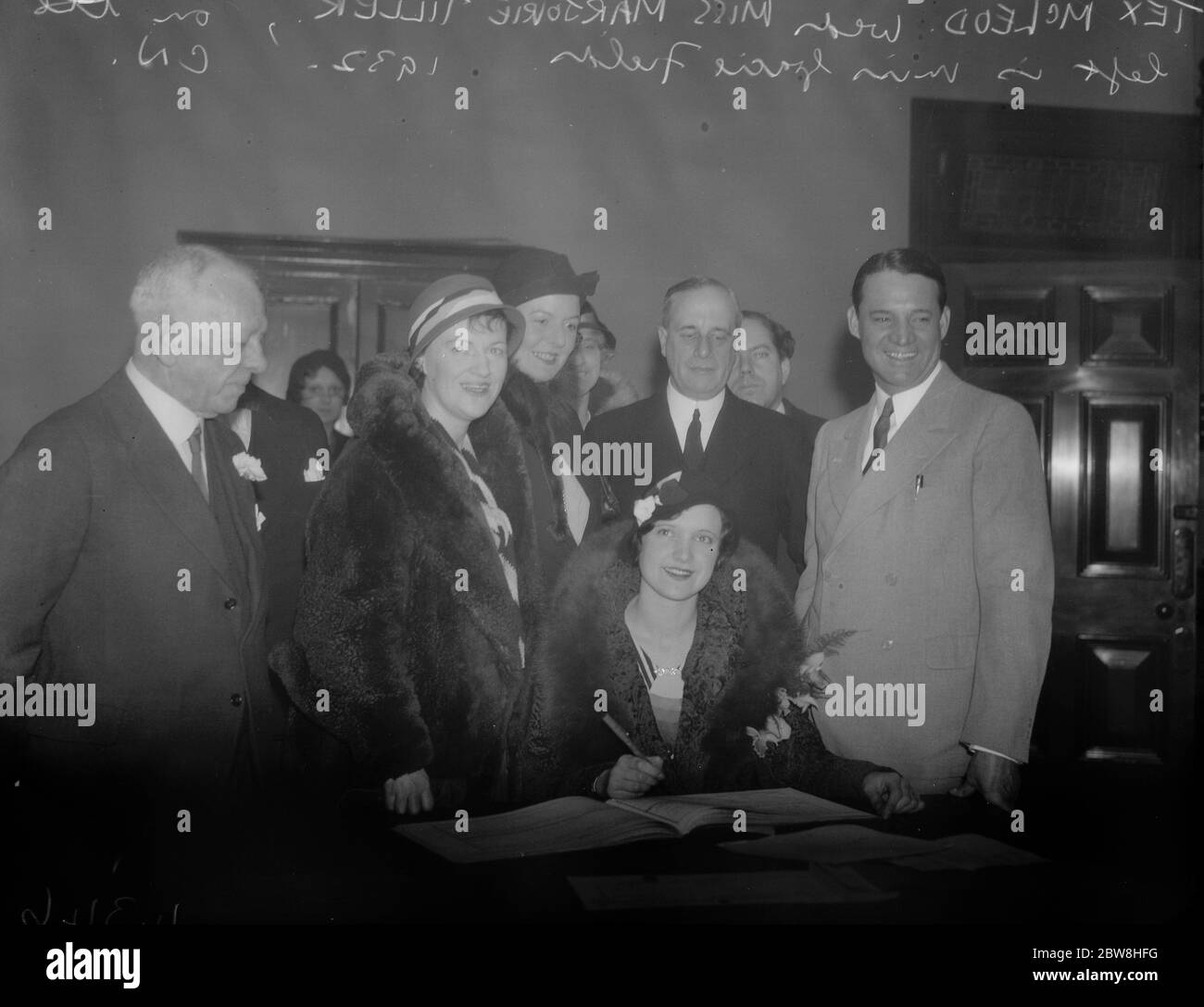 Tex McLeod Weds Mlle Majorie Tiller . La scène dans le bureau de caisse . Mlle Gracie champs à gauche de mariée et de mariée . 25 novembre 1932 Banque D'Images