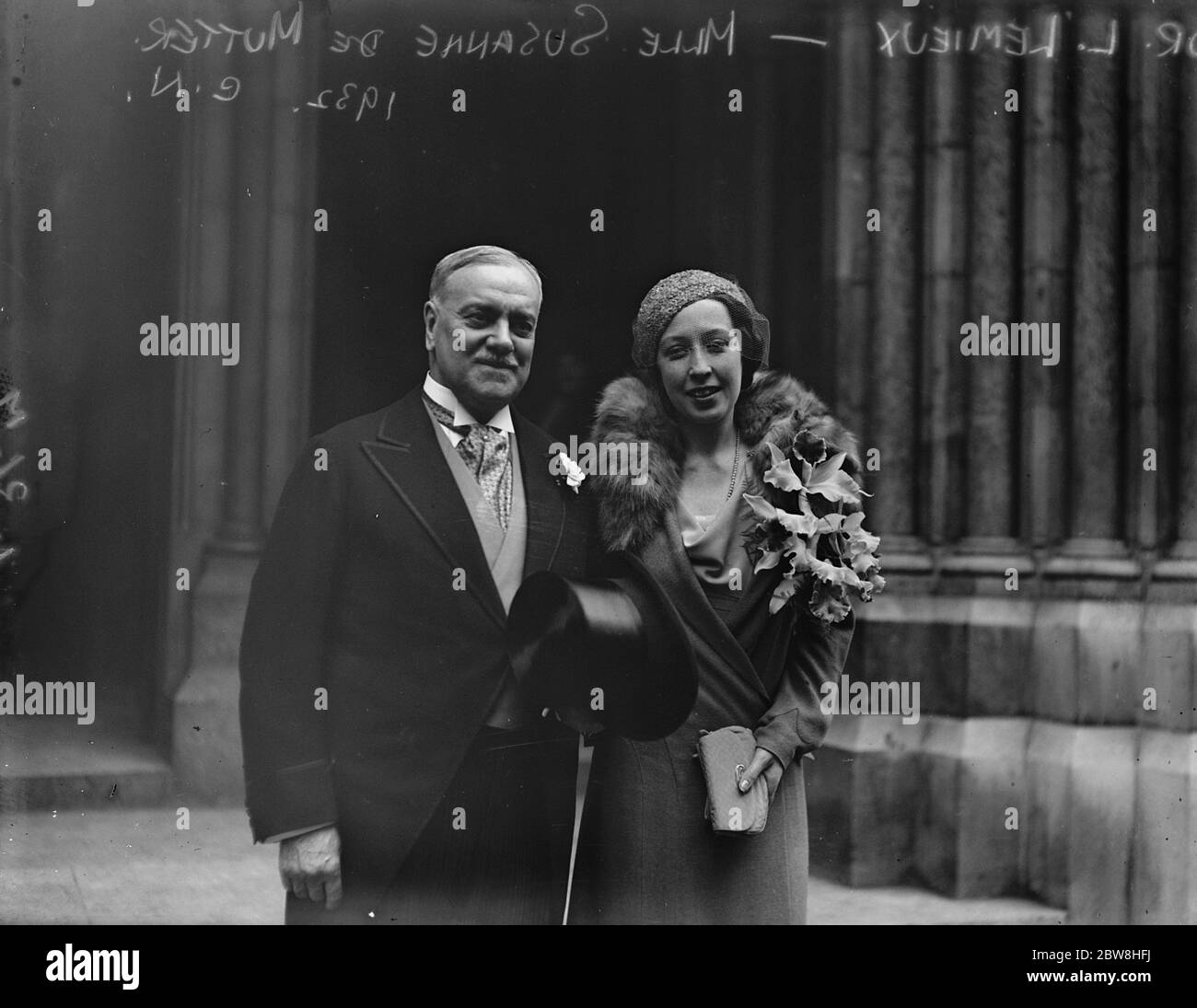 Agent général pour le Québec marié . Le mariage entre le Dr L Lemieux et Mlle Susanne de Mutter , a eu lieu à l' église Saint-Jacques , place espagnole . La mariée et le marié partant . 27 avril 1932 Banque D'Images
