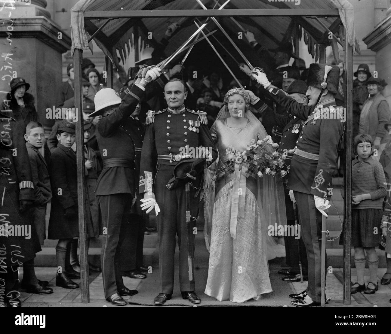 Le mariage du commandant du Lt AFC Laylard , RN , et de Mlle Joan Binning à Brompton Oratoire . La mariée et le marié . 3 décembre 1932 Banque D'Images