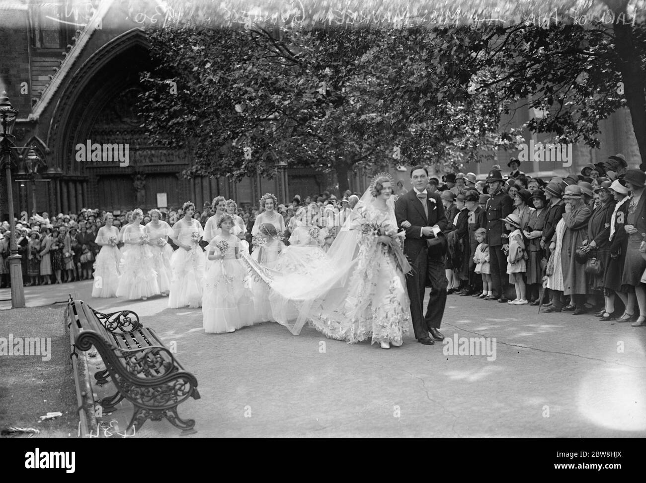 Le mariage du comte d'AVA et de Miss Maureen Guiness à St Margaret , Westminster . 3 juillet 1930 Banque D'Images