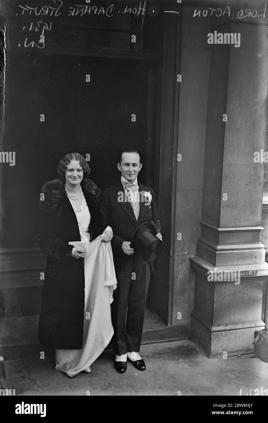 Le mariage entre Lord Acton et l'honorable Daphne Strutt , au bureau d'inscription de Chelsea . 25 novembre 1931 Banque D'Images