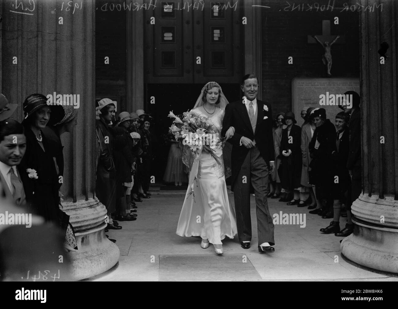 Surintendant des Weds de Royal Mews . Le mariage à la place Eaton de Saint-Pierre entre Miss Phyllis Harwood et le Major Hopkins . La mariée et le marié . 19 août 1931 Banque D'Images