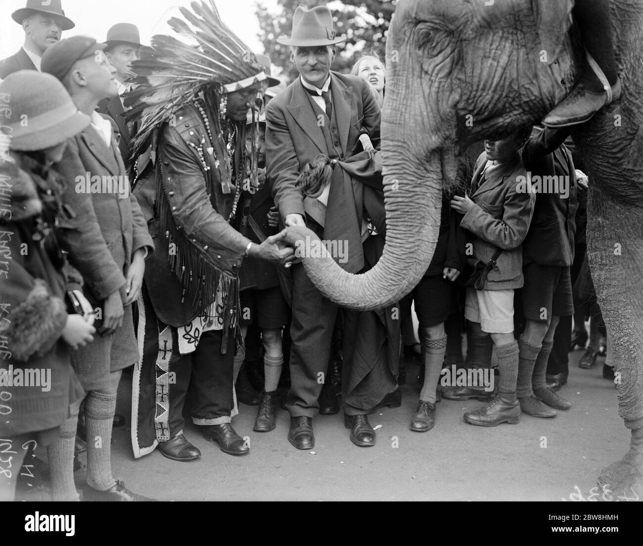 Big Chief White Horse Eagle au zoo . 7 juillet 1928 Banque D'Images