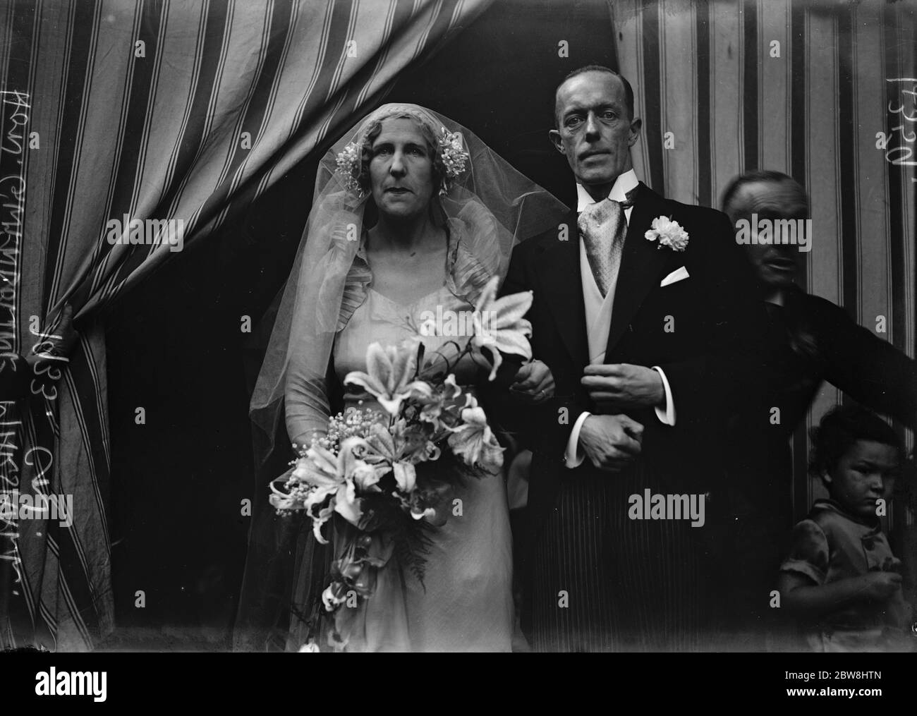 La fille de Lord Marshall se déversait . Le mariage de l'honorable  Gwendoline Marshall et de M. James Rupert Tildsley à St George's , place de  Hanovre . 26 octobre 1933 Photo Stock - Alamy