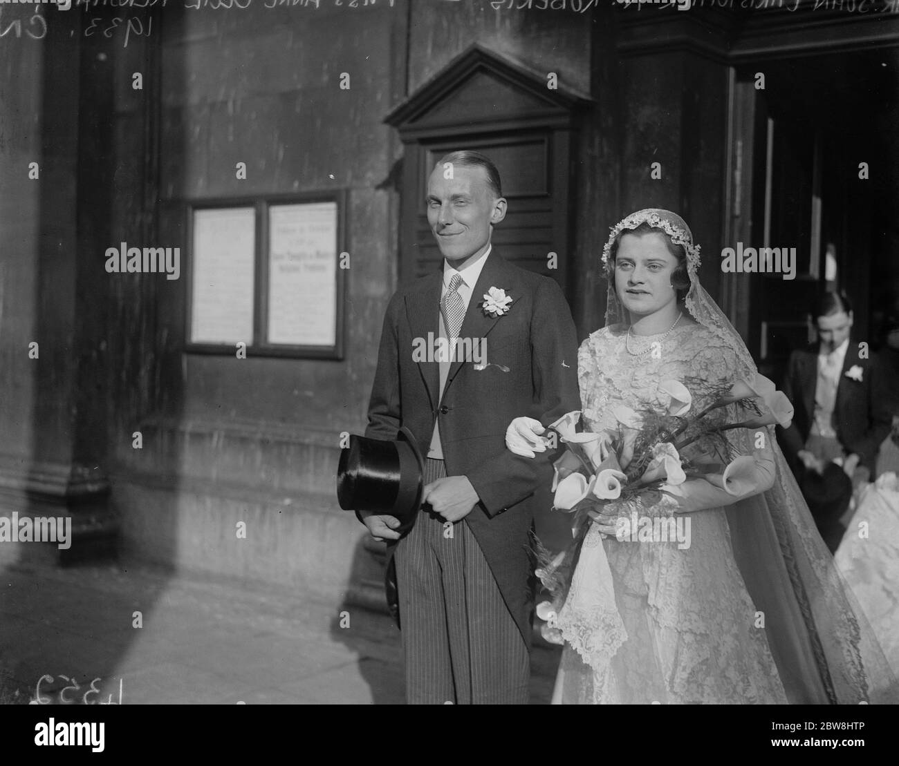 Mariage de la société à St Martin dans les champs . Le mariage de M. John Christopher Nesfield Roberts et de Mlle Anne Cecil Kershaw , . Mariée et marié . 12 octobre 1933 Banque D'Images