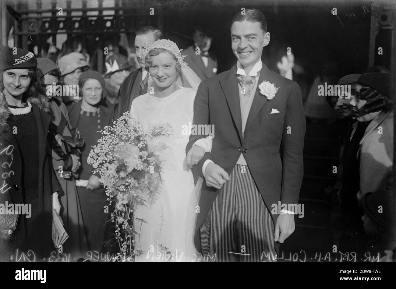 Mariage de la société à North Audley Street . Le mariage de M. Robert A H Collum et de Mlle Vivien Skinner , à St Marc , rue Audley Nord . Mariée et époux quittant l'église . 12 octobre 1933 Banque D'Images