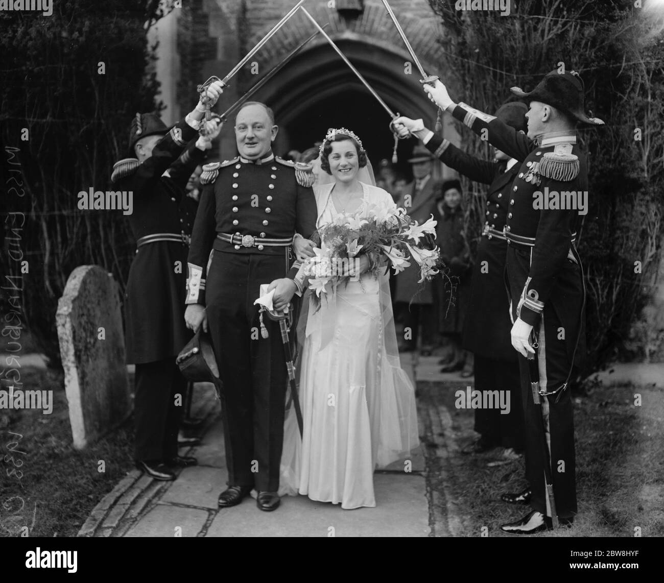 Mariage de pays du commandant naval . Le mariage du chirurgien Lt COM Gilbert Kirker , de la Marine royale et de Miss Enid Narburgh , à l'église Saint-Pater , Slinfold , Horsham , 16 décembre 1933 Banque D'Images