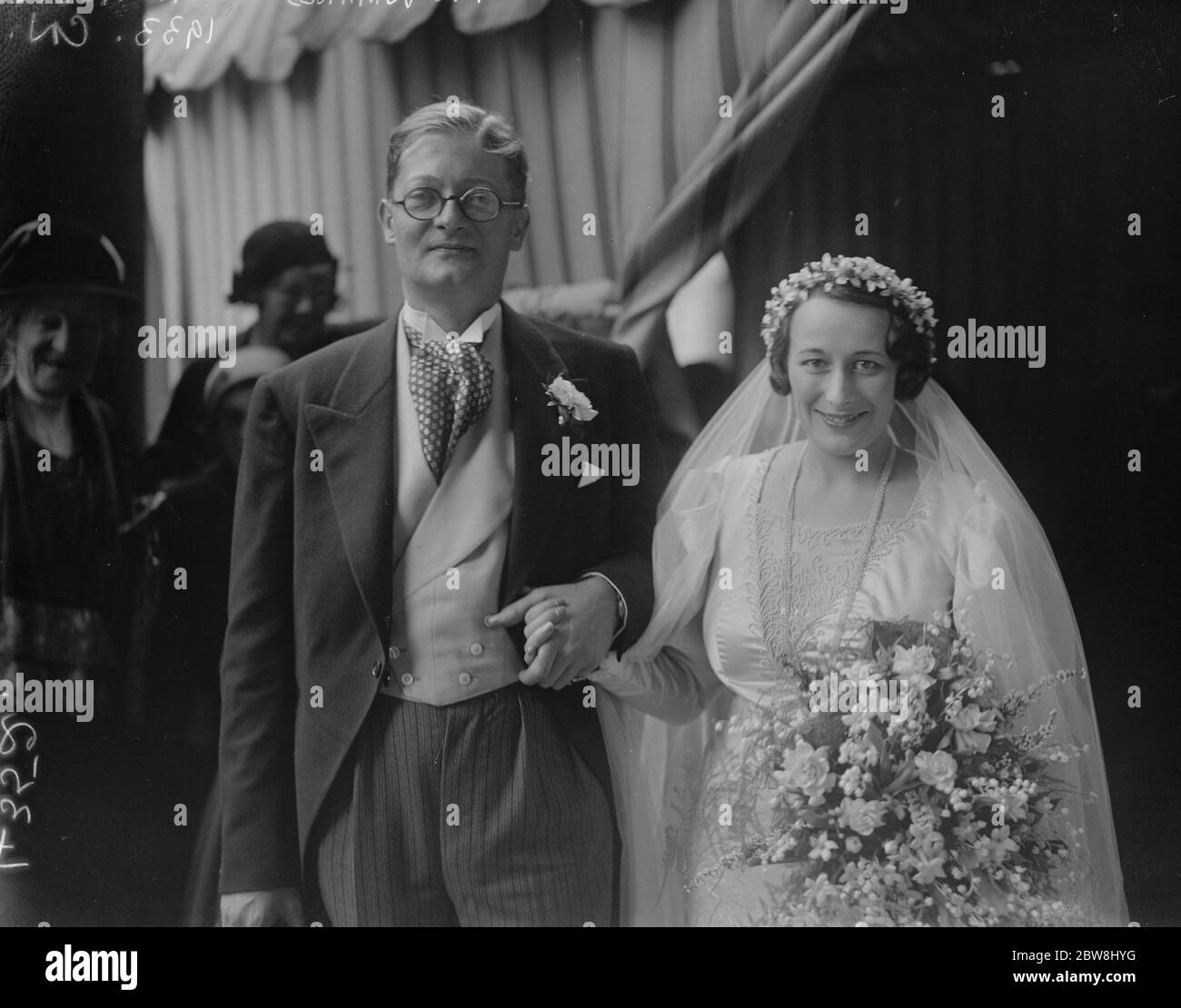 Mariage de la société à la place de Hanovre . Le mariage à l' église Saint-Georges , place de Hanovre de M. Frank H Fearnley Whittingstall et Mlle Winifred Leticia Chattock . La mariée et le marié . 7 octobre 1933 Banque D'Images Mariage de la société à la place de Hanovre . Le mariage à l' église Saint-Georges , place de Hanovre de M. Frank H Fearnley Whittingstall et Mlle Winifred Leticia Chattock . La mariée et le marié . 7 octobre 1933 Banque D'Images
