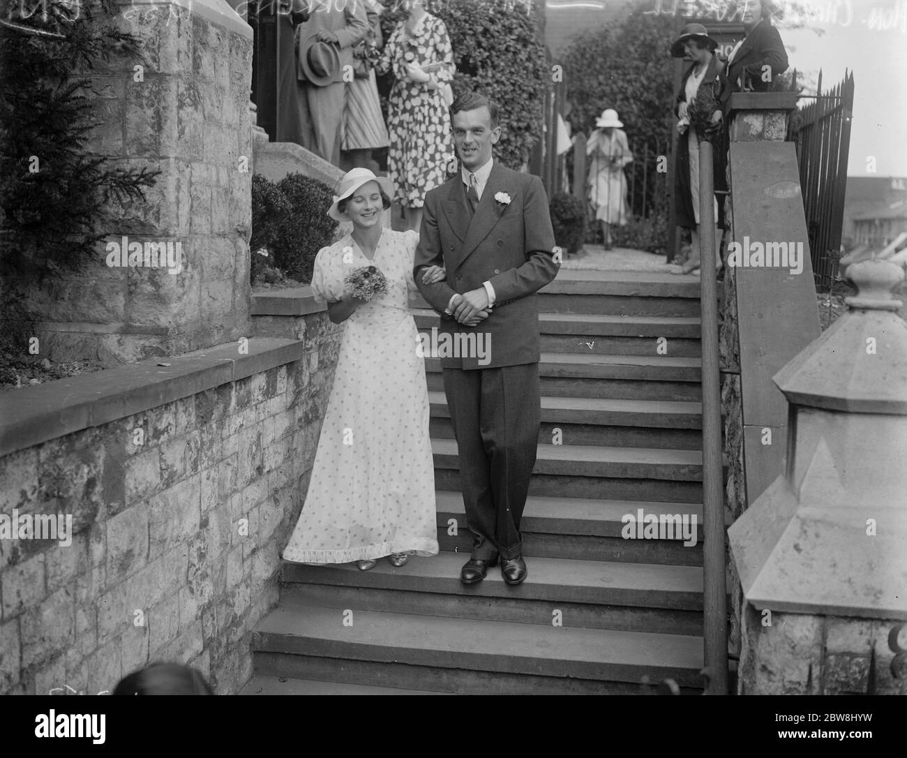 L'honorable C Russell Weds . L'honorable Charles Russell et Mlle Joan Torrens ont eu lieu à Saint Joseph , Redhill . 4 août 1933 Banque D'Images