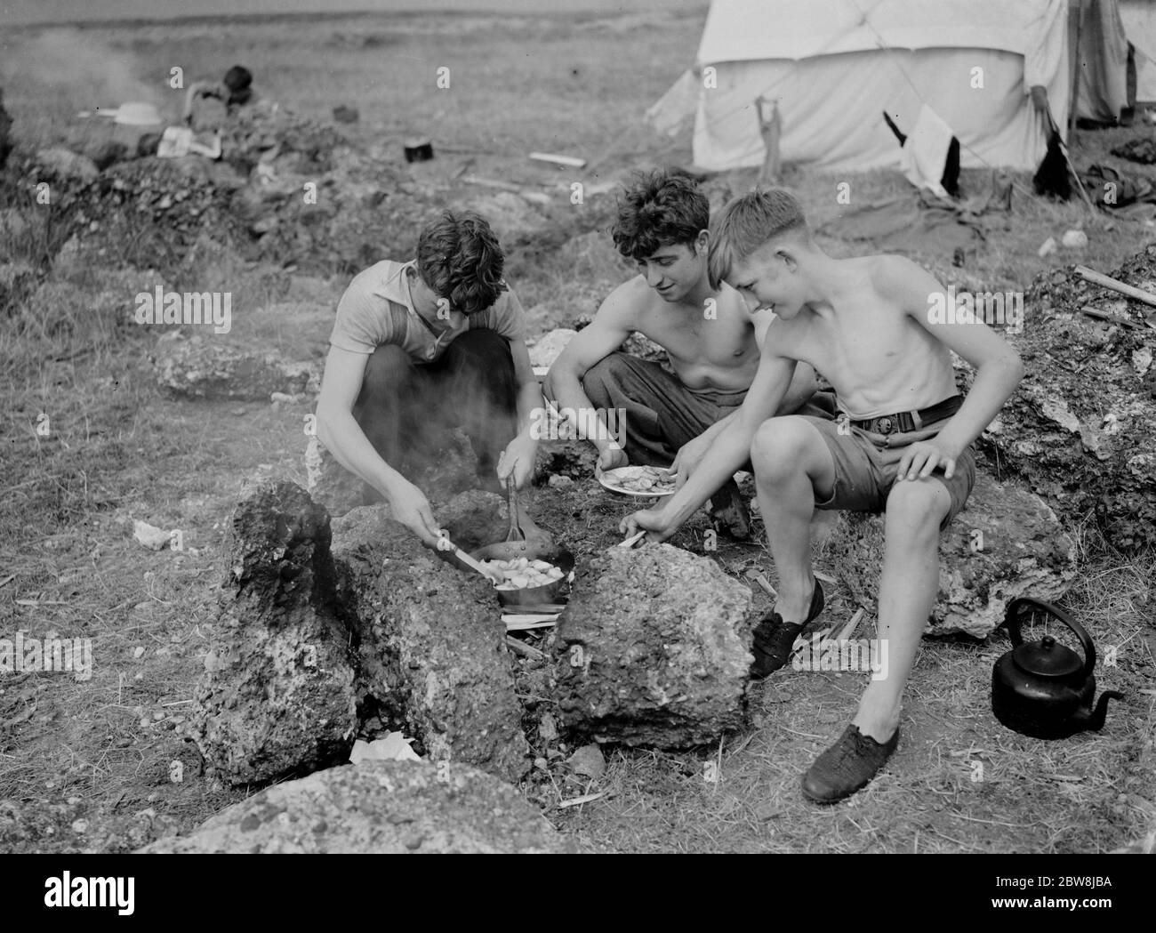 Camp de pauvres garçons sur la rive de la rivière , Woolwich . 4 août 1937 Banque D'Images