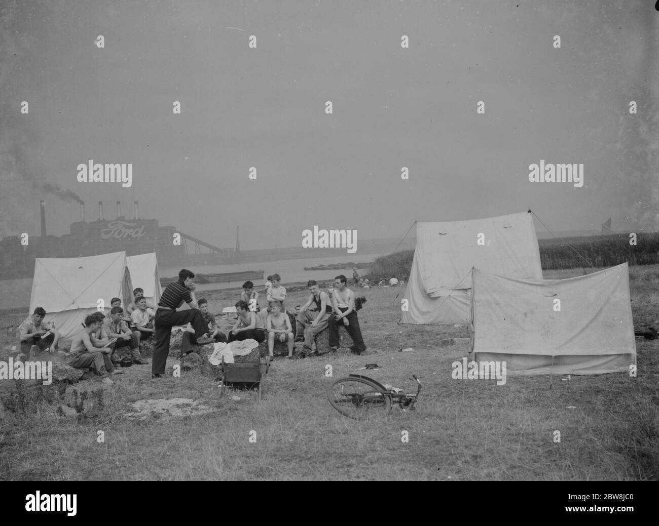 Camp de pauvres garçons sur la rive de la rivière , Woolwich . 4 août 1937 Banque D'Images