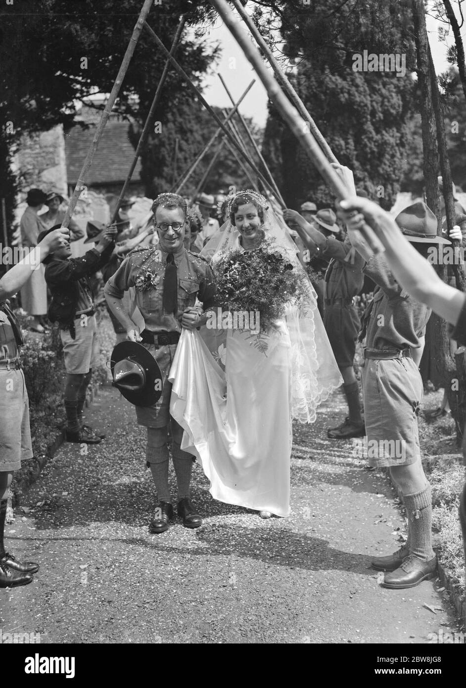 Un Scoutmaster se Marie . Le mariage de Phillips et Hocking avec une garde d'honneur fournie par les scouts . 24 juillet 1937 Banque D'Images