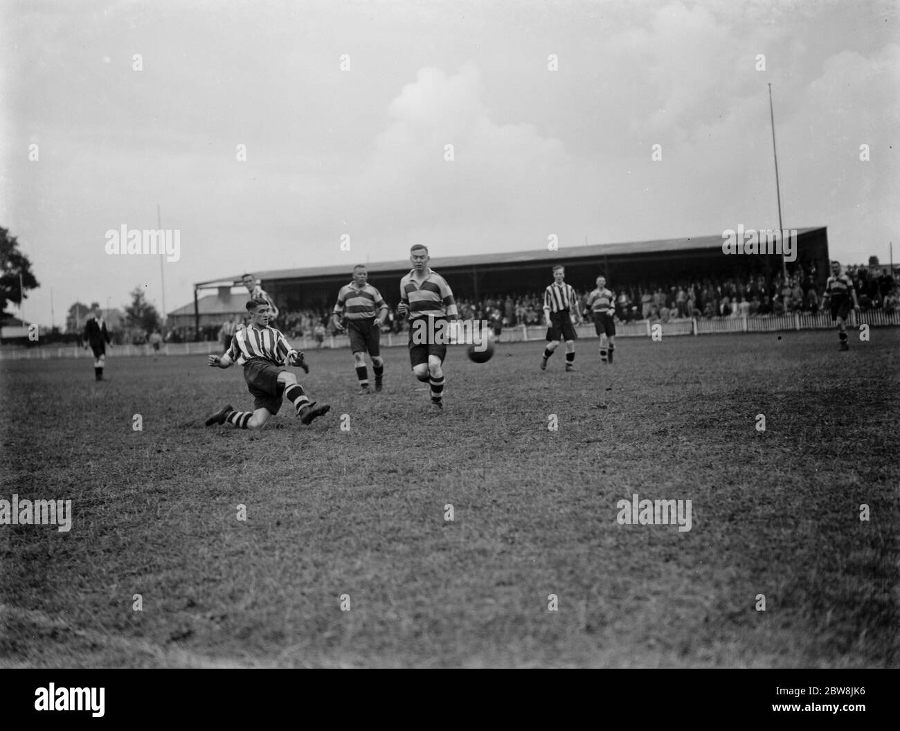 Dartford - Trial Match - Rouge et blanc v Noir et blanc Joe Fowler marquant le 2ème but - 21/08/37 1937 Banque D'Images