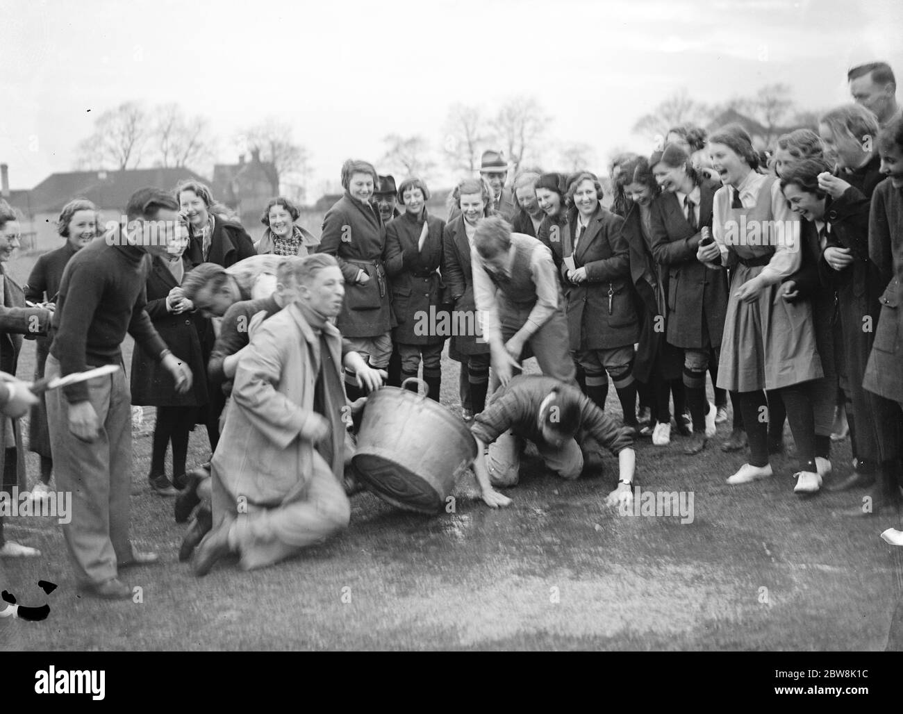 Swanley Horticultural College journée sportive . Les étudiants s'appréciant . 1935 . Banque D'Images