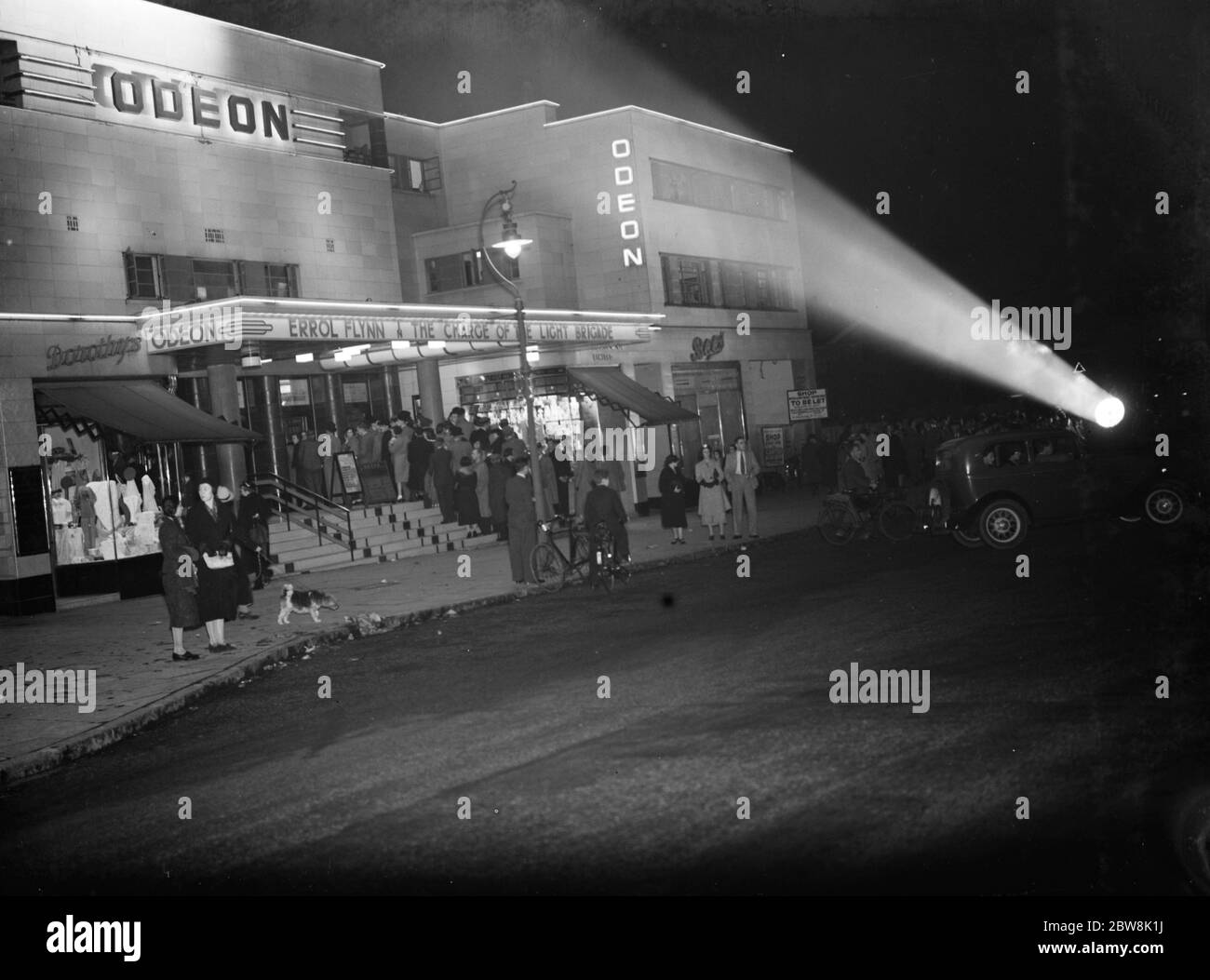 Projecteurs sur le cinéma Odeon Sidcup . ( 347 Kent AA Comp ) . 1937 Banque D'Images