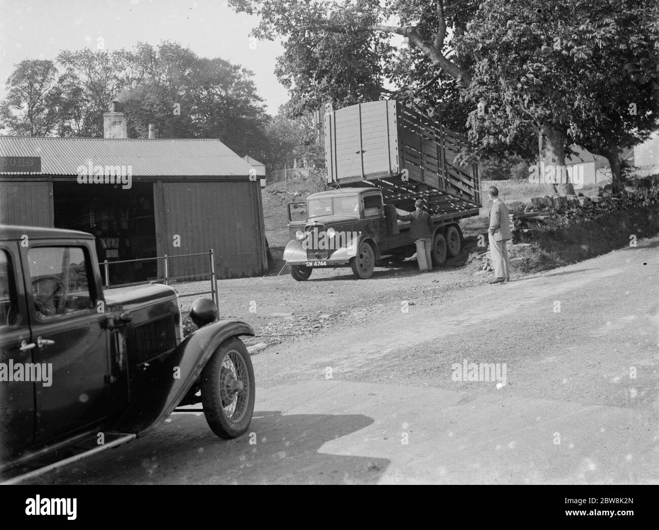 Camion Bedford à Borgue , décharge sa charge . 1935 . Banque D'Images