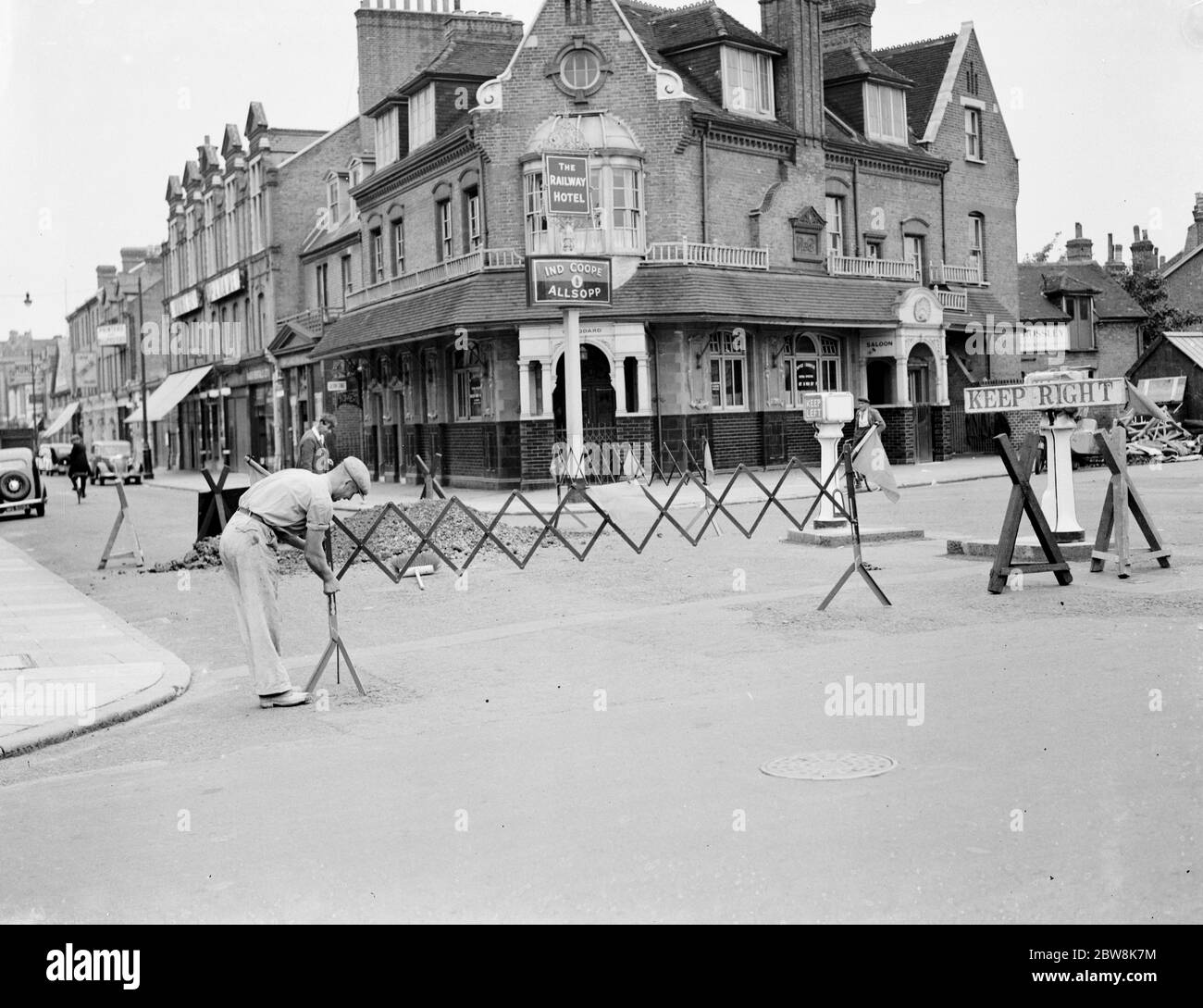 Une barricade routière pour travaux routiers à Bromley , Kent . 1937 Banque D'Images