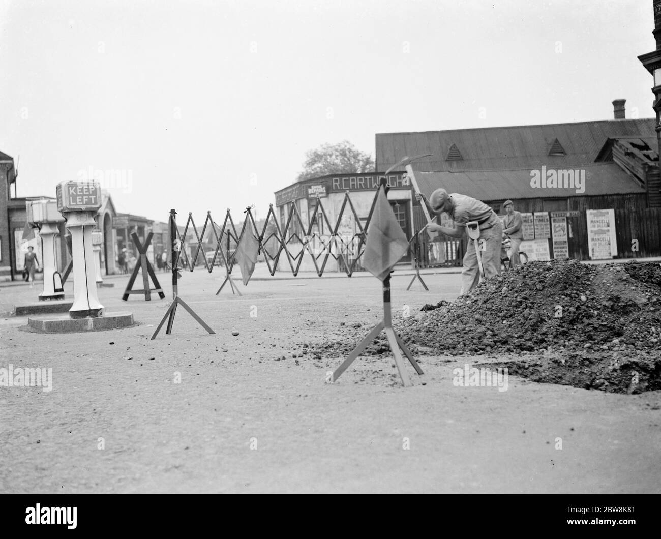 Barricade pour travaux routiers à Bromley , Kent . 1937 Banque D'Images