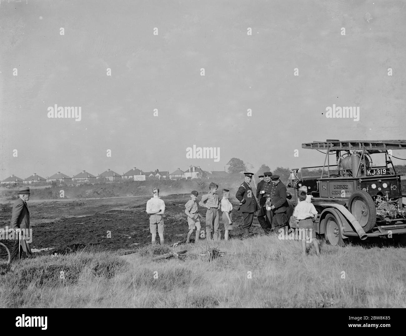 La brigade des pompiers a mis un feu sur Dartford Heath . 6 septembre 1937 Banque D'Images