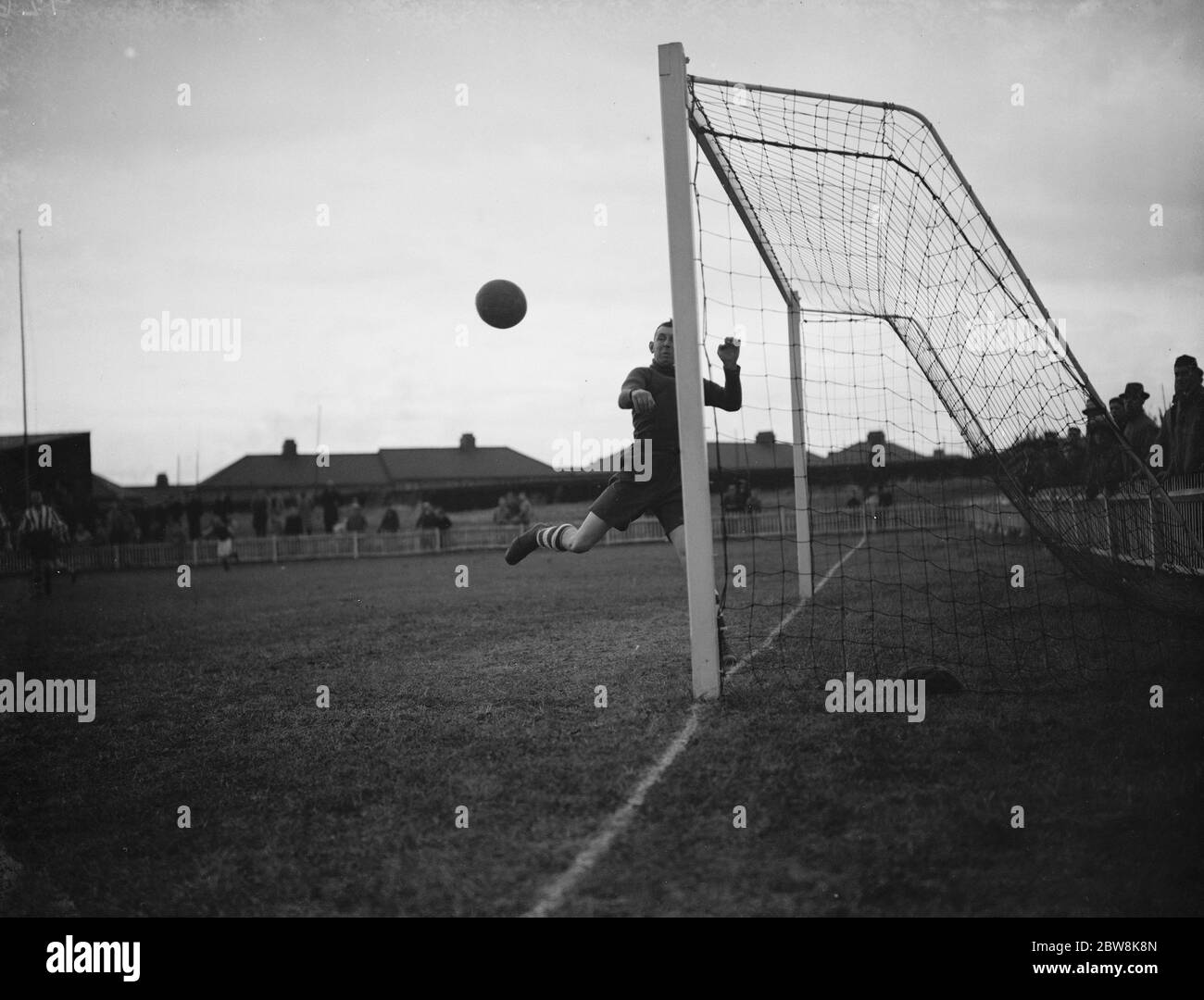 Dartford réserves vs. Ashford Town - Kent League - l'ancien gardien de Dartford Joe Cunningham sauve - 11/09/37 gardien de but , J Gunningham en action . 1937 Banque D'Images