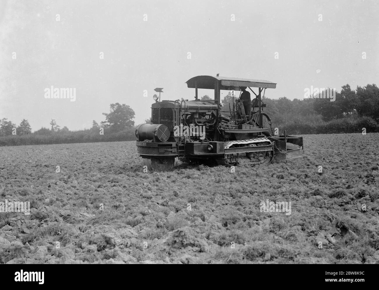 Un Gyrotoculteur au travail dans un champ de Staplehurst , Kent . 1937 Banque D'Images Un Gyrotoculteur au travail dans un champ de Staplehurst , Kent . 1937 Banque D'Images