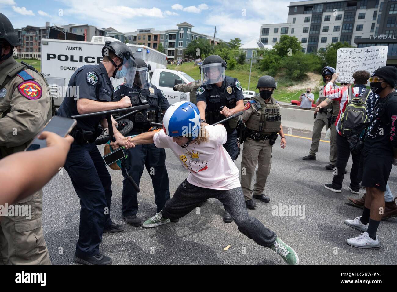 Austin, Texas, États-Unis. 30 mai 2020. Des milliers de personnes se rassemblent au siège de la police et bloquent l'Interstate 35 à Austin, au Texas, dans les deux directions pour protester contre le meurtre de George Floyd et d'autres vies perdues pendant la garde à vue. Les manifestations ont reflété des dizaines de manifestations dans tout le pays, tandis que les Américains se ralliaient contre les brutalités policières présumées contre les citoyens noirs. Crédit : Bob Daemmrich/ZUMA Wire/Alay Live News Banque D'Images
