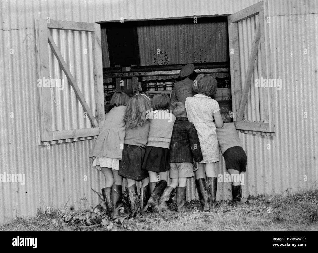 McConnel hinds , les enfants regardent la machine de ramassage de houblon . 1937 . Banque D'Images