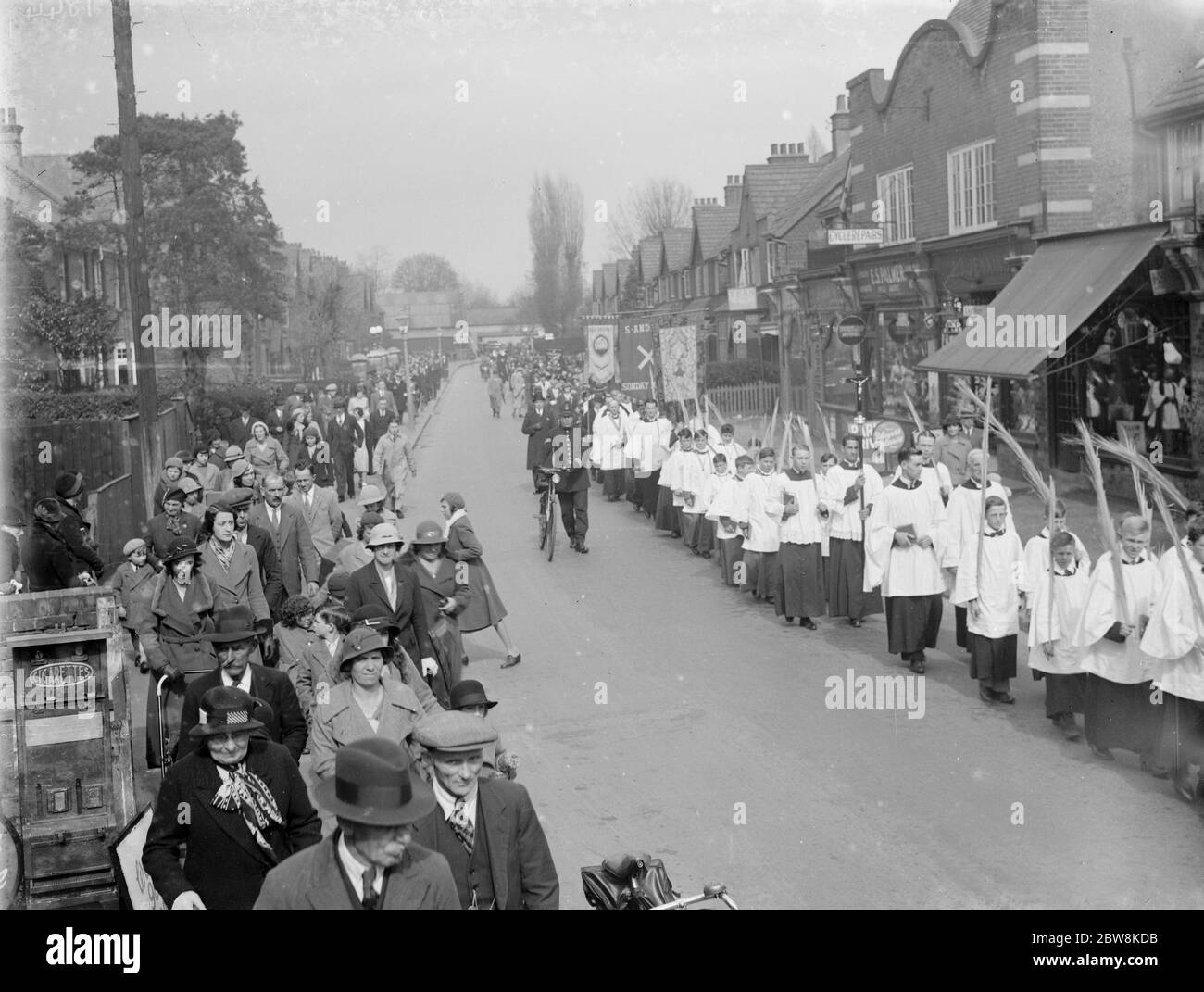 Dimanche de Palm procession par la rue High , Orpington , Kent . 1935 . Banque D'Images