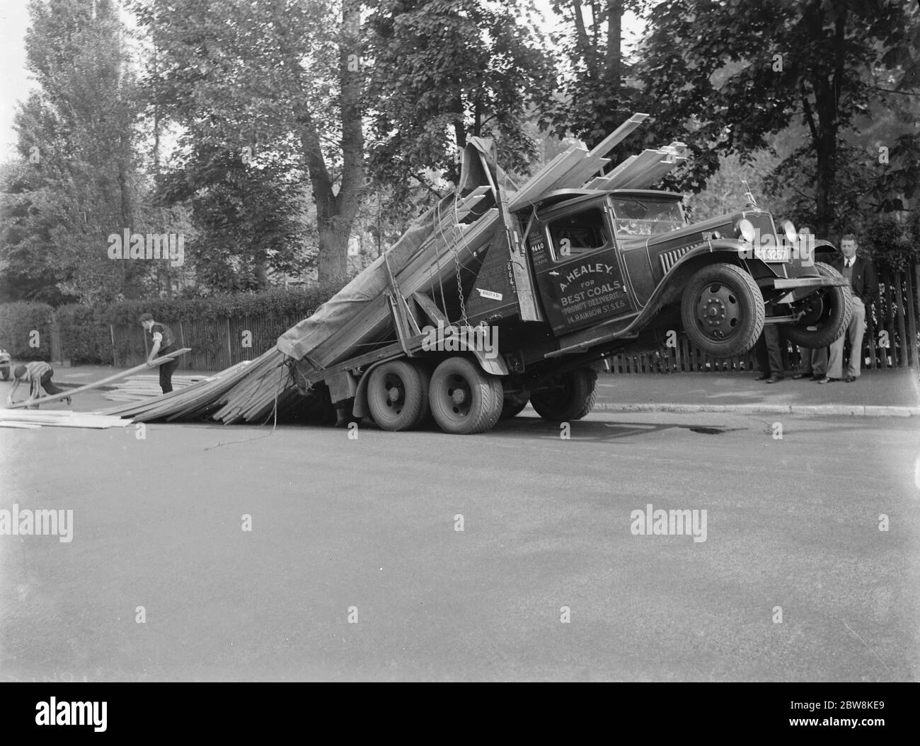Un camion se déverse en arrière en renversant sa charge à Sevenoaks , Kent . 1935 . Banque D'Images