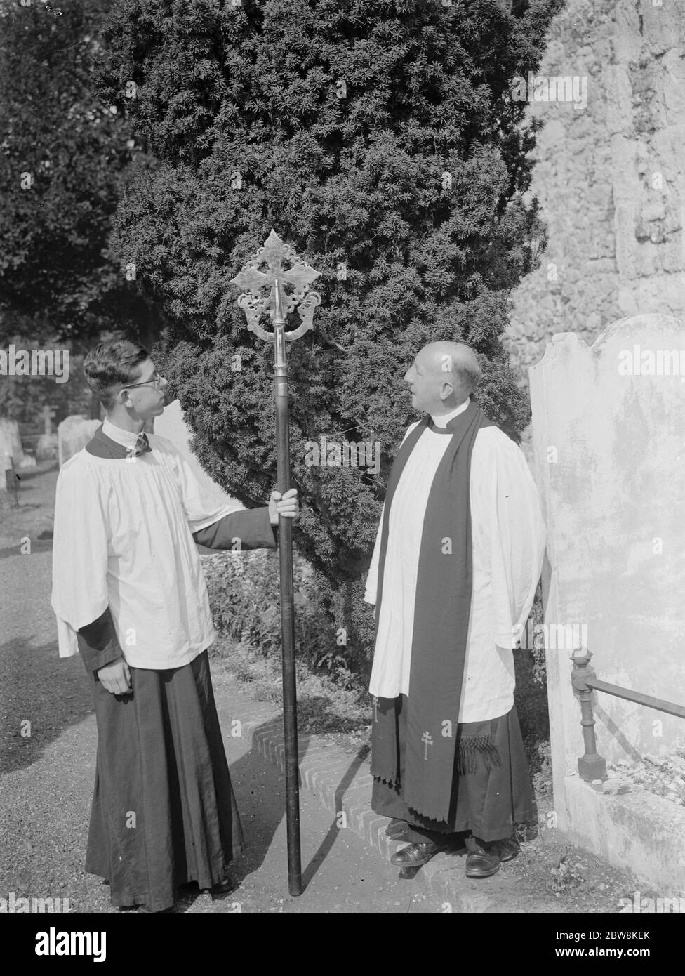 La norme de l'église Crayford avec le Reverend W H Andrews . 1935 . Banque D'Images