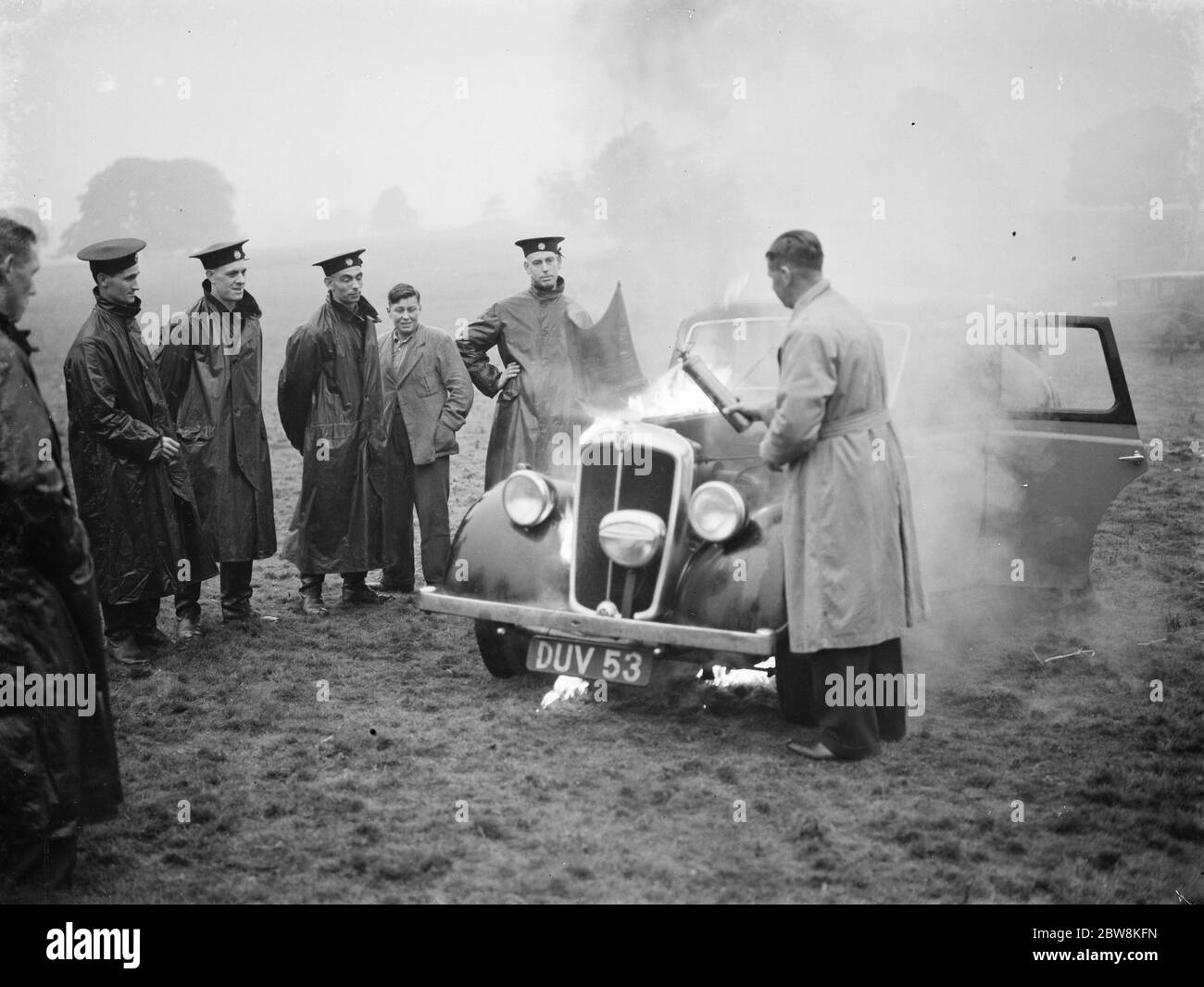 Démonstration d'incendie d'une voiture en feu au château de Lullingstone, Kent . 24 septembre 1937 . Banque D'Images