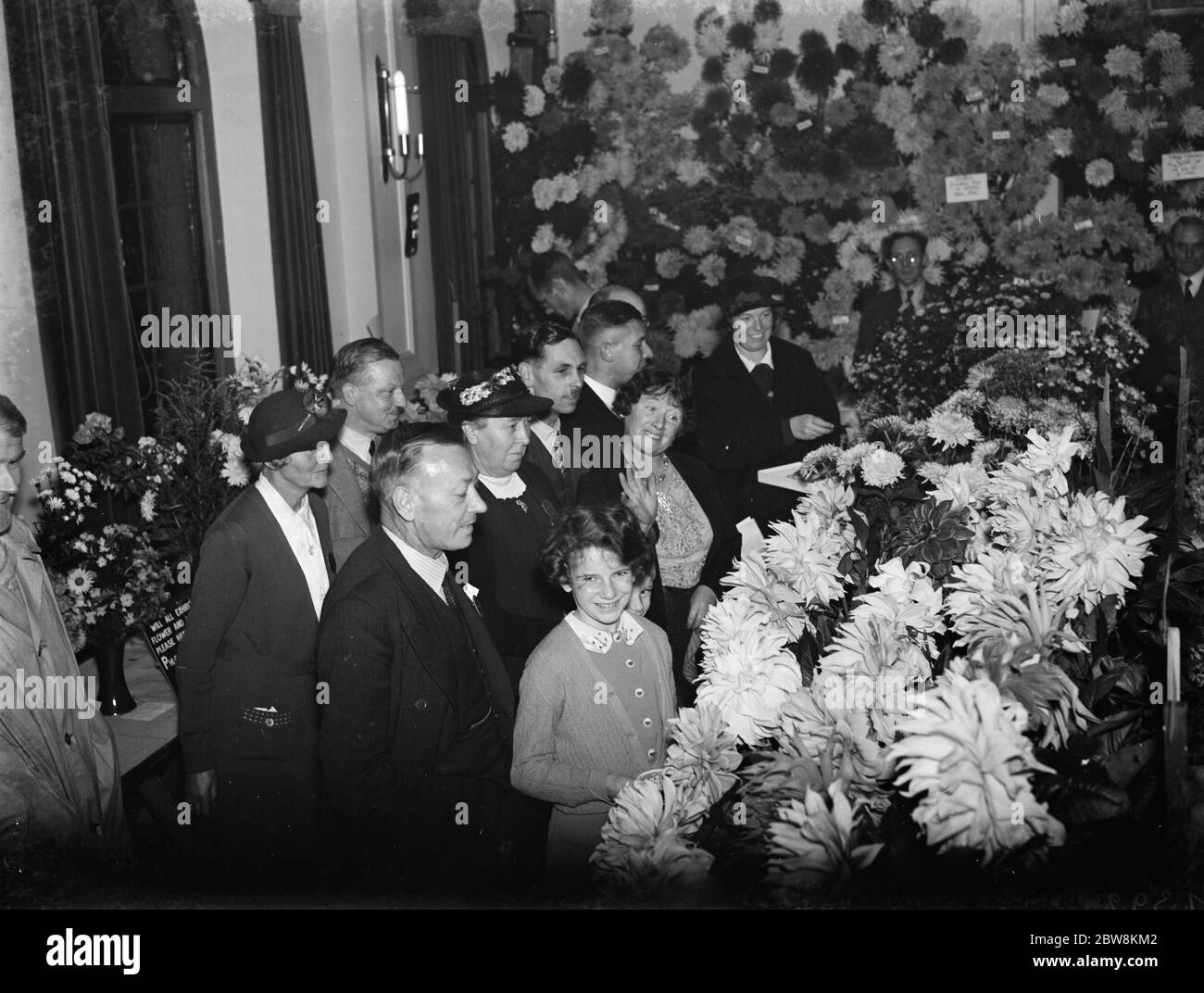 Groupe au salon de fleurs Petts Wood , montrant la secrétaire avec sa main vers le haut . 1937 Banque D'Images