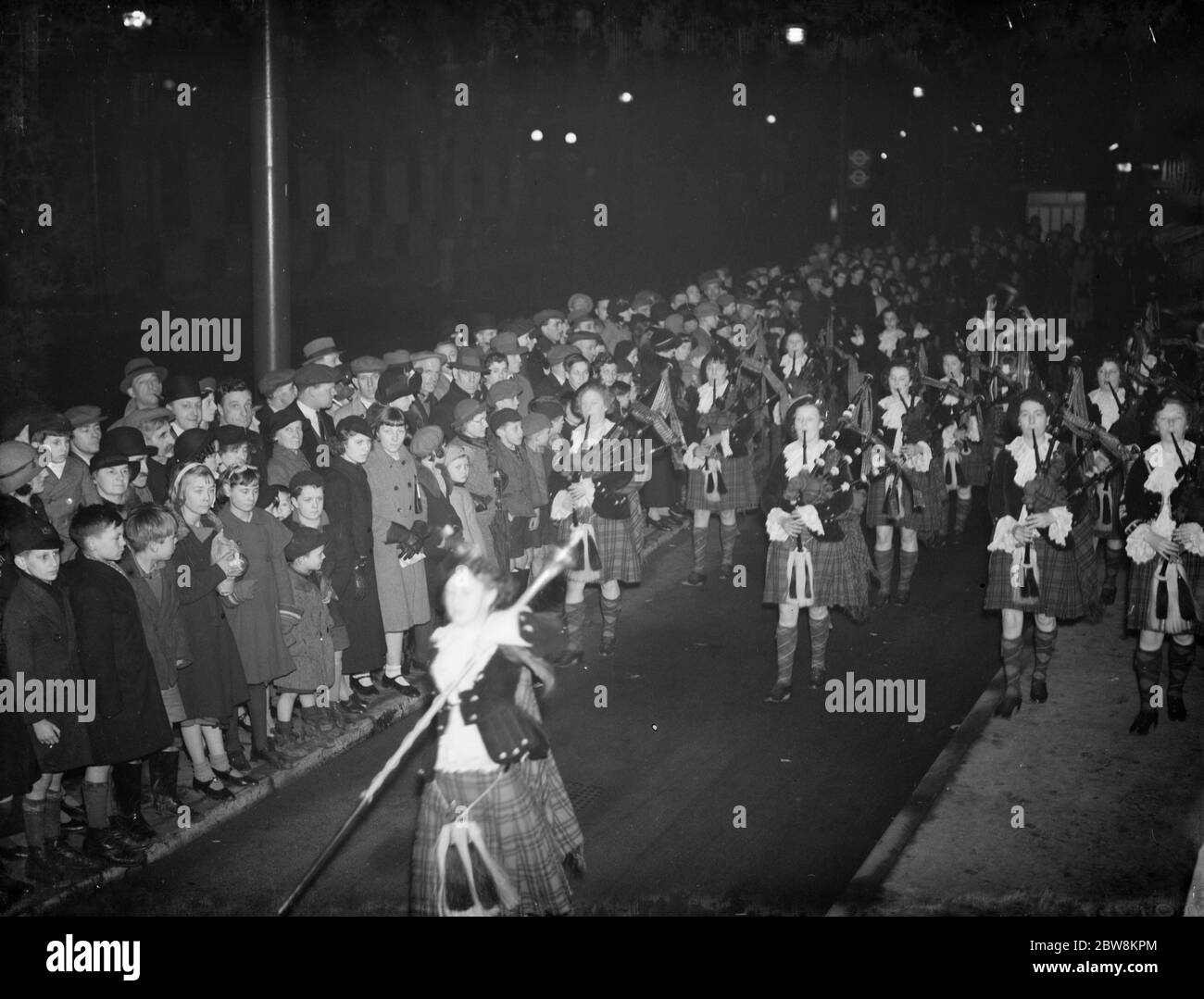 Un groupe de tuyaux pour sac de filles marche dans les rues de Crayford . . 1938 Banque D'Images