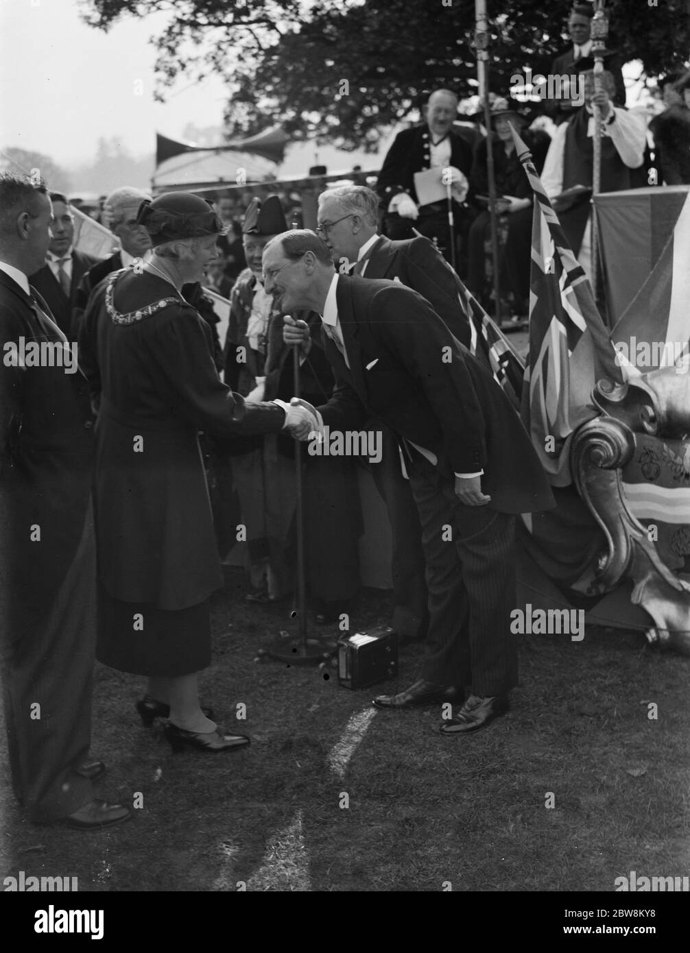 Célébration de la Charte de Bexley ( incorporation comme un quartier ) ; Lord Cornwallis se serre la main avec la Mayoresse de Woolwich . 1937. Banque D'Images