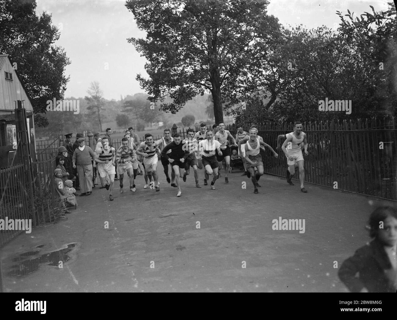 Concurrents dans une course de cross country , Dartford , Kent . 1935 Banque D'Images