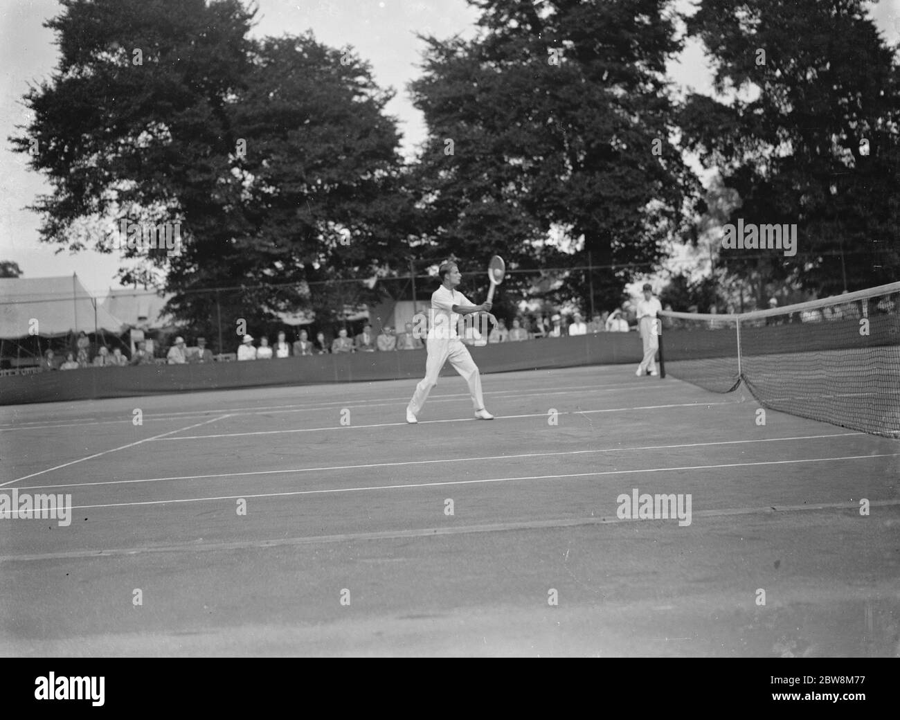 Action pendant un match de tennis simple pour hommes . 1935 Banque D'Images