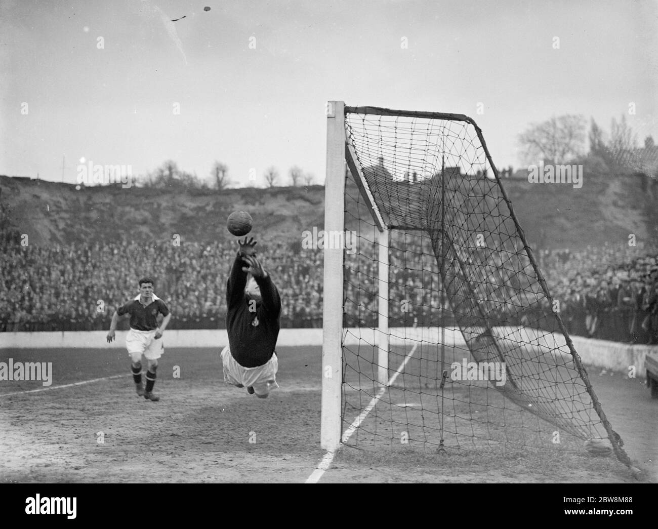 Charlton gardien de but Athletic , Sam Bartram , sauver dans le but . 1935 Banque D'Images