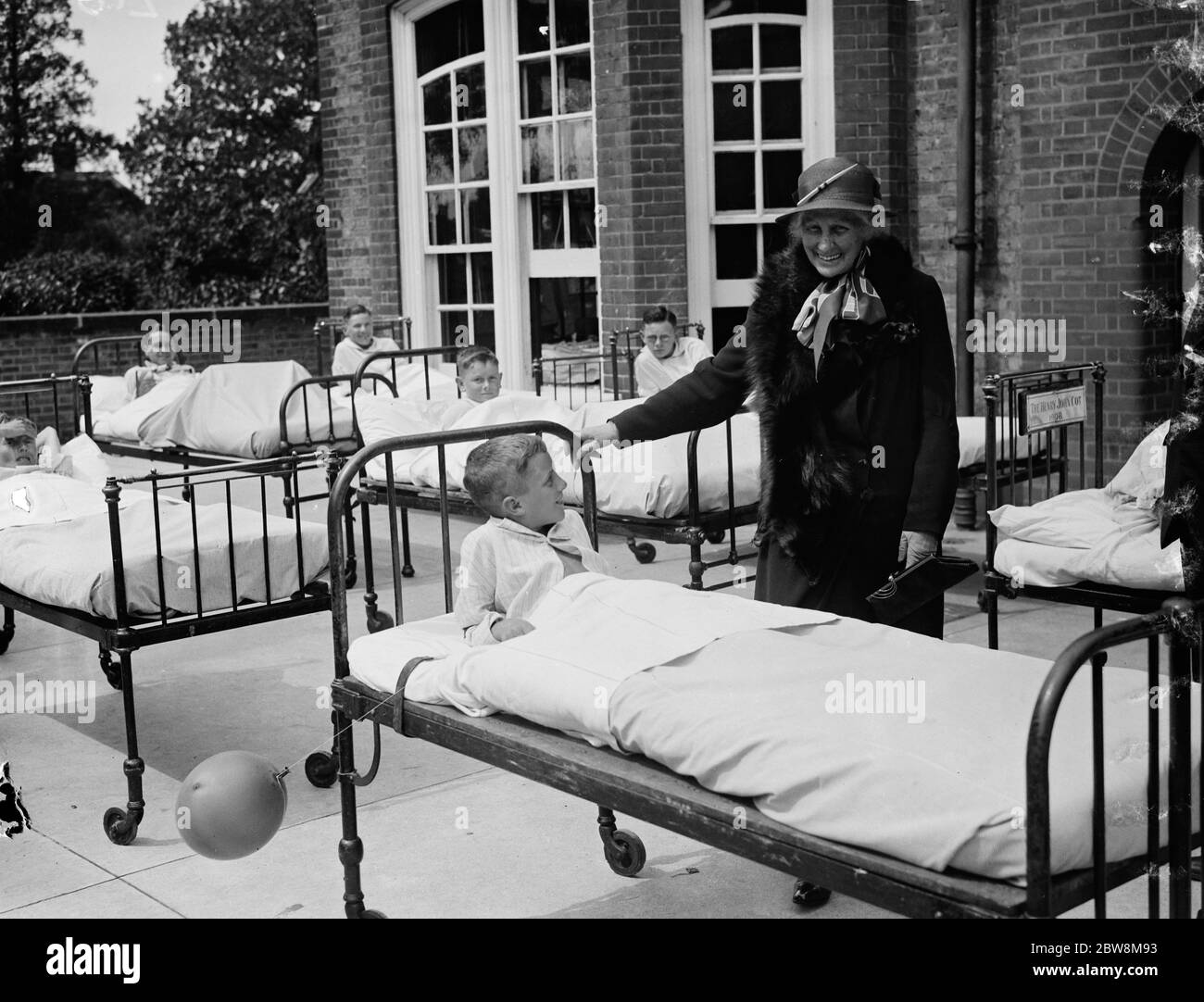 Lady Camden visite des enfants malades . 1935 Banque D'Images