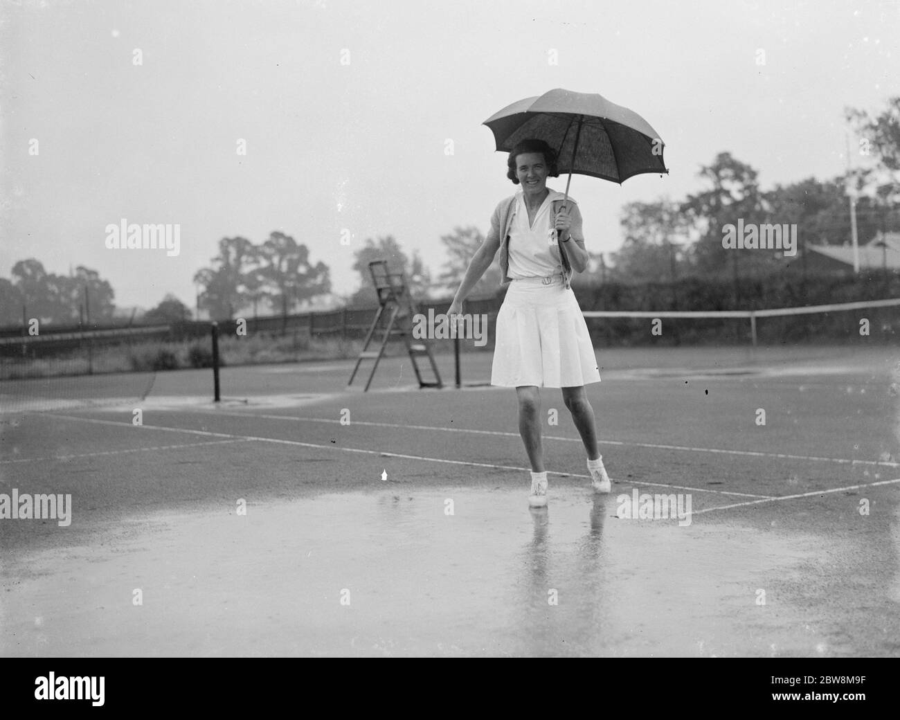 Tennis en difficulté - pendant une descente . 1935 Banque D'Images