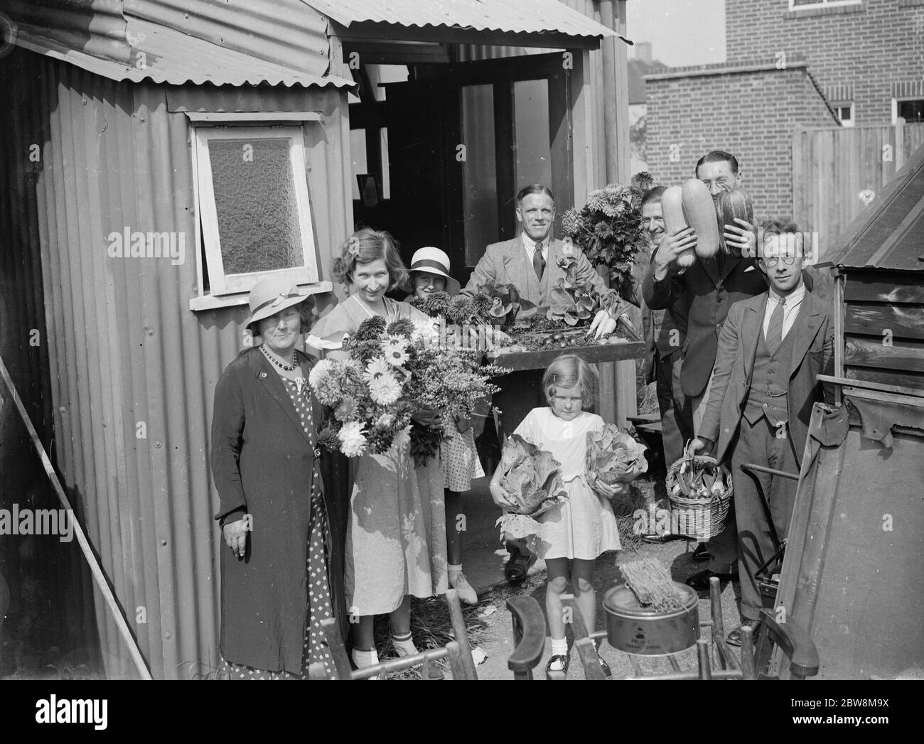Les gens qui quittent un spectacle d'horticulture avec leurs produits . 1935 Banque D'Images