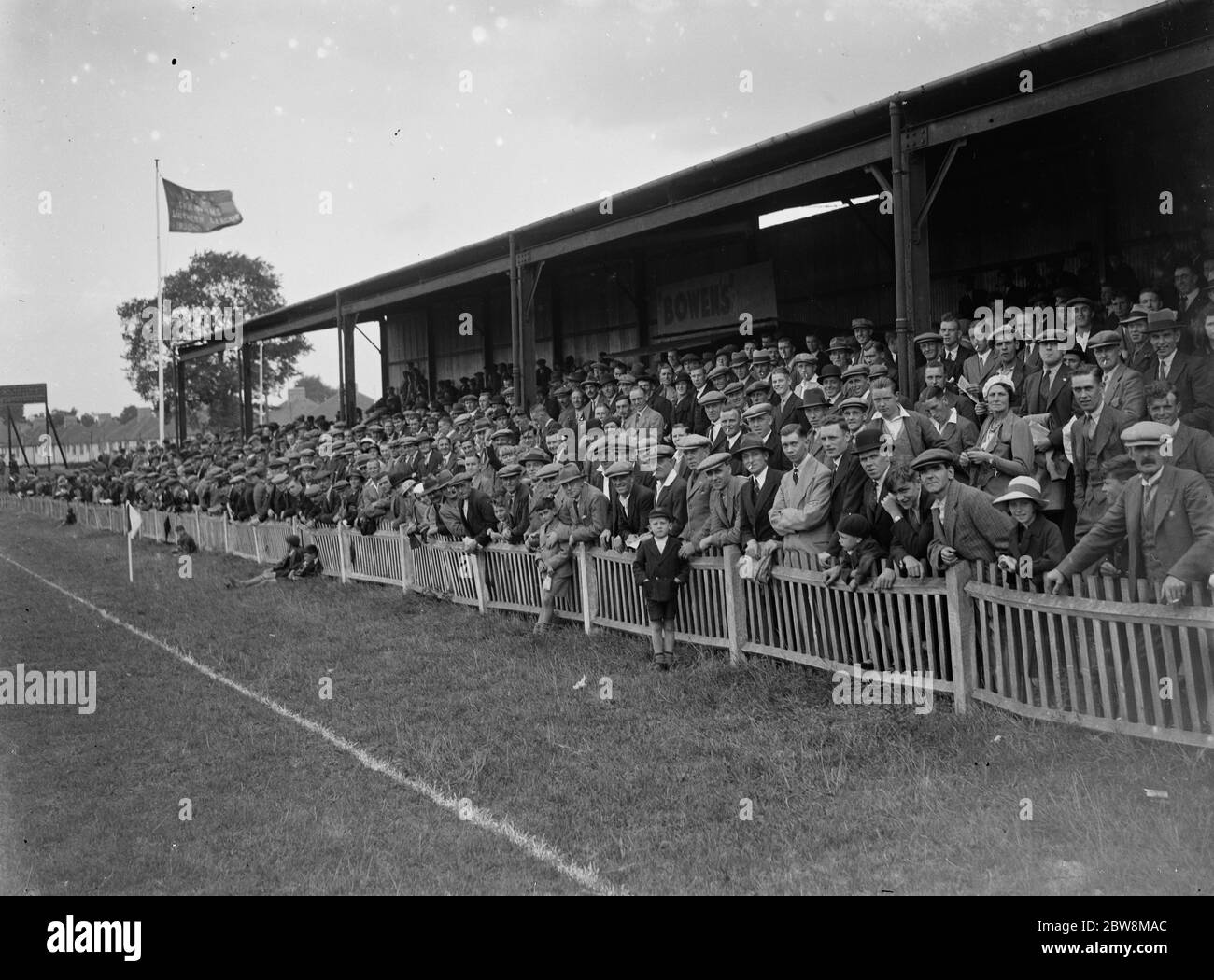 Dartford vs. Guildford City - Southern League - foule - 14/09/35 spectateurs de football sur le stand du club de football de Dartford . 1935 Banque D'Images