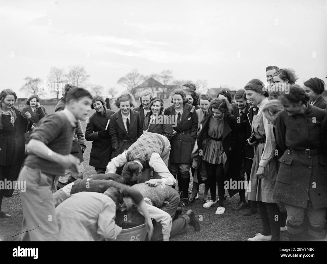 Jour des sports du Swanley College . Bobbing Apple . 1935 Banque D'Images