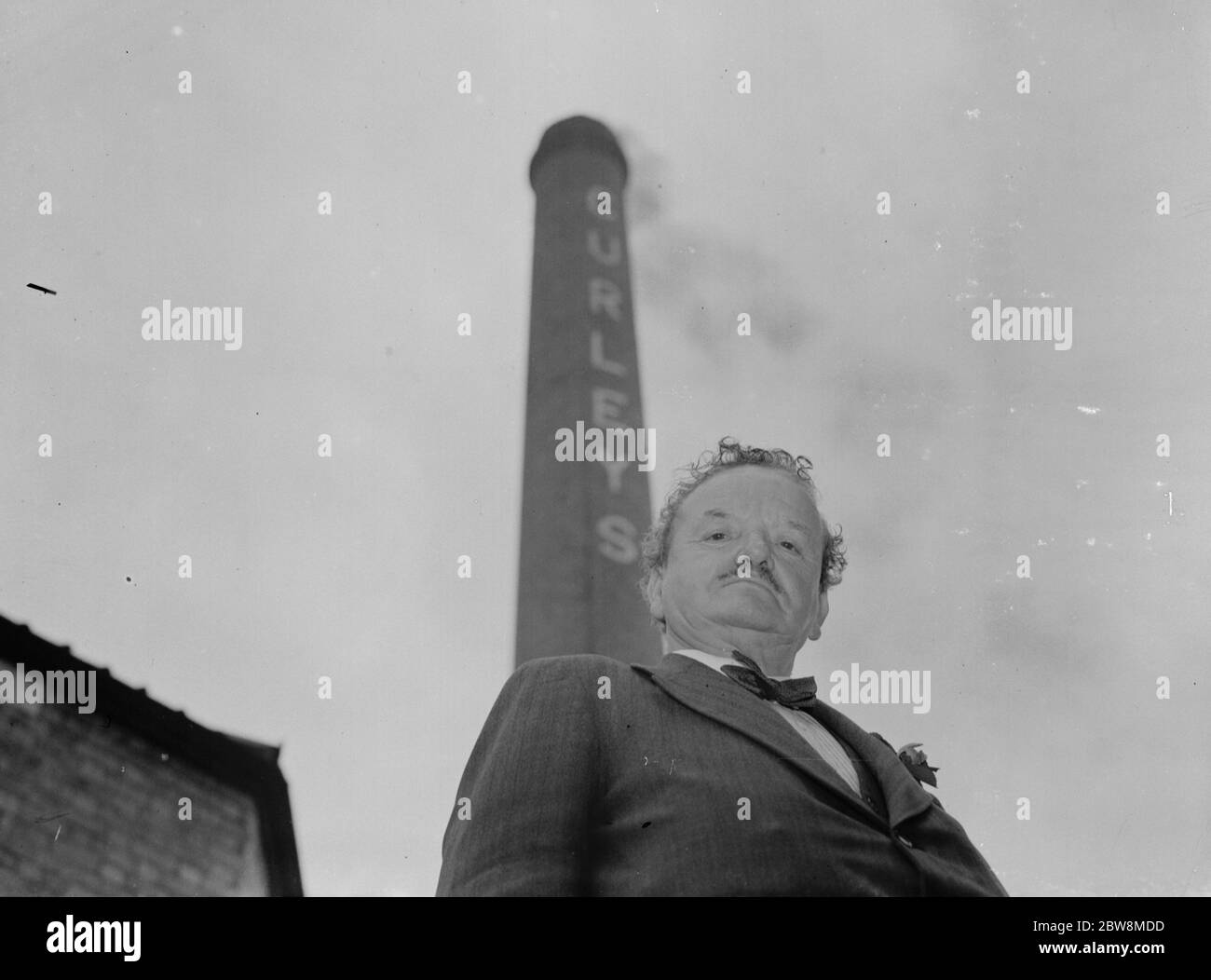 M. W Arrowsmith , fondateur de WJ Curley et de fils ( son surnom était curley à cause de ses cheveux ) et la cheminée de son usine de Stratford , est de Londres . 5 octobre 1937 Banque D'Images
