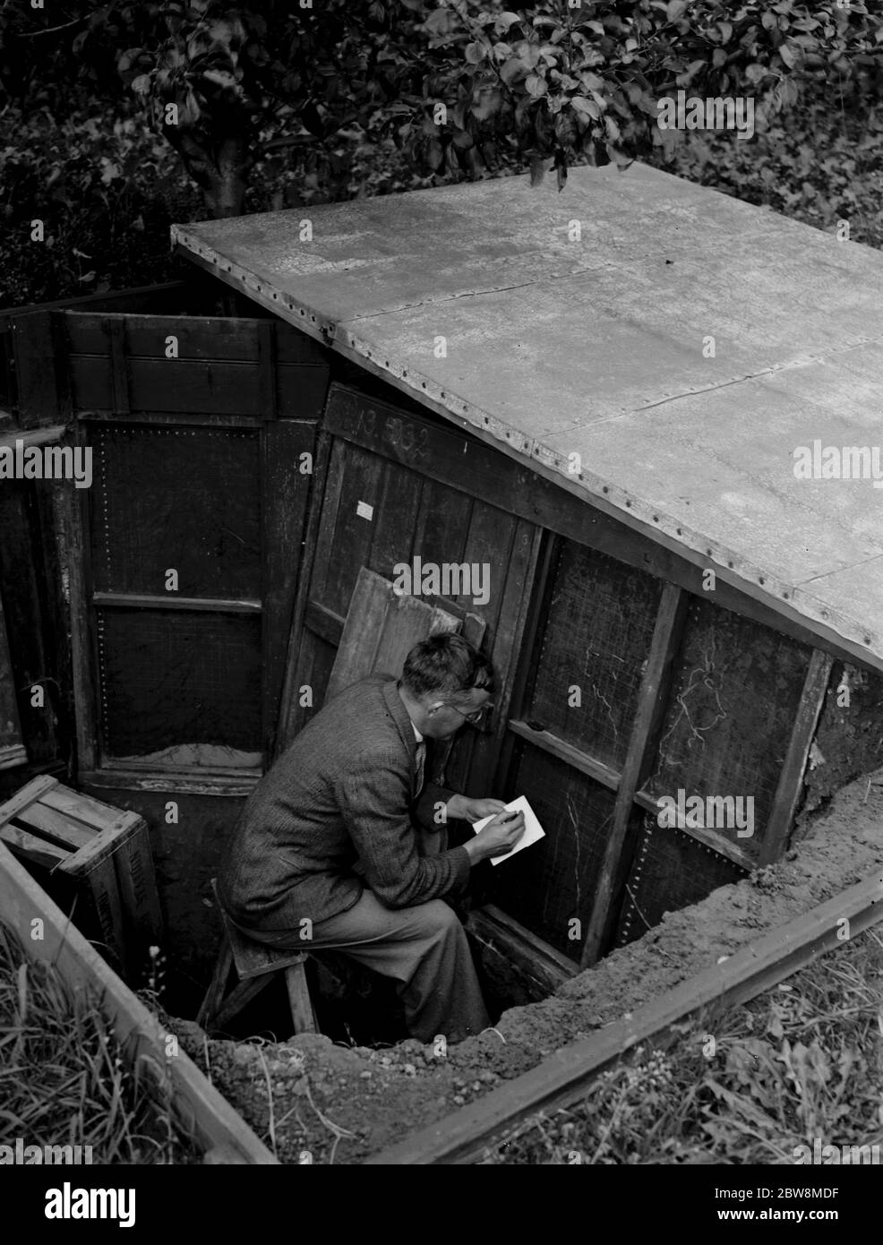 Un homme prend des lectures à la Root Growth Chamber de la station de recherche East Malling, le 6 octobre 1937 Banque D'Images