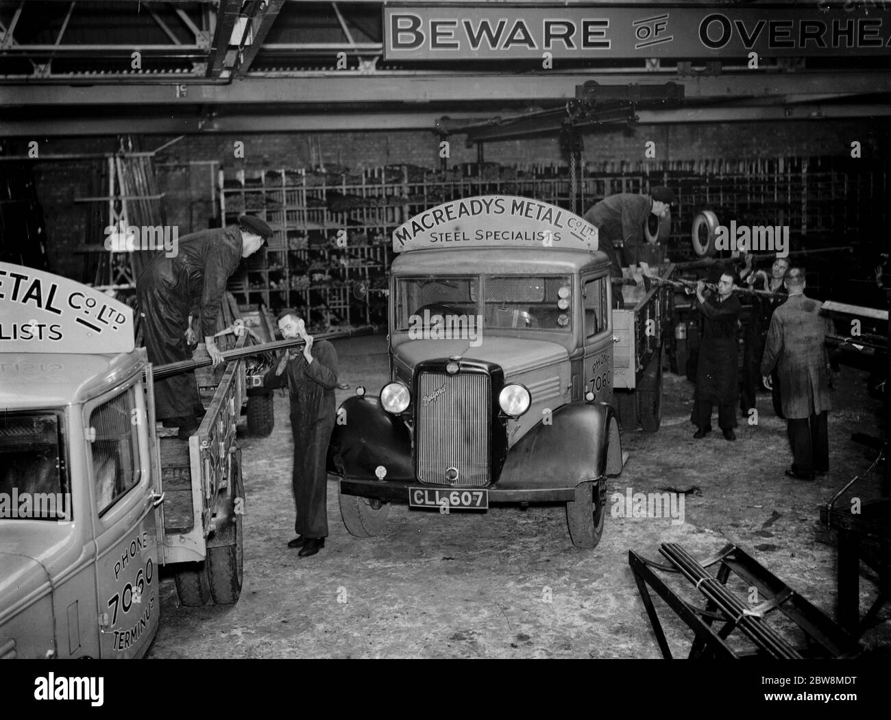 Des hommes chargent les camions avec des marchandises métalliques à Macready ' s Metal Company Ltd , les spécialistes de l'acier sur la route de Pentonville . 1937 Banque D'Images