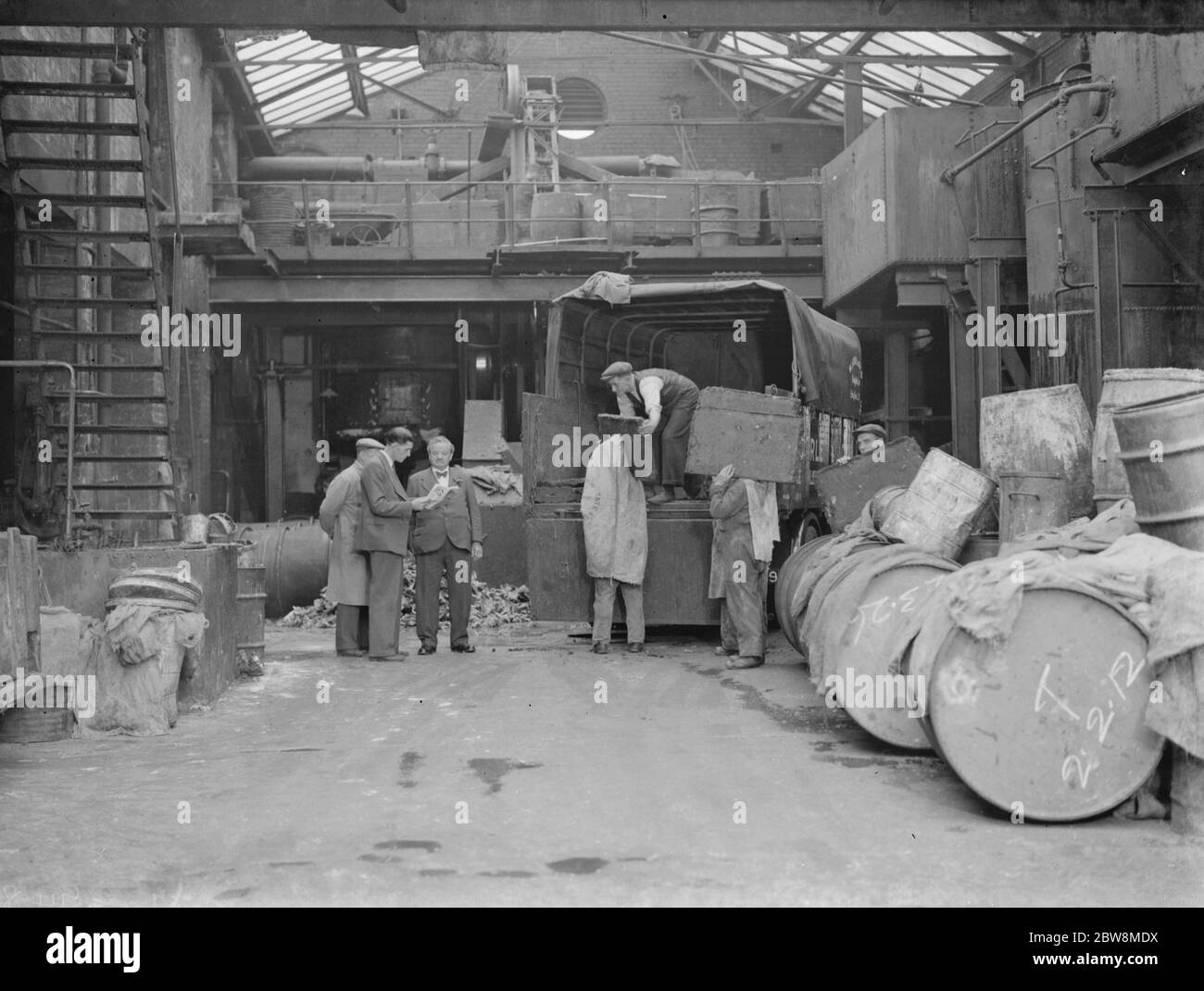 M. W Arrowsmith , fondateur de WJ Curley and Sons , dans la cour de son usine d'os et de suif à Stratford , est de Londres . 5 octobre 1937 Banque D'Images