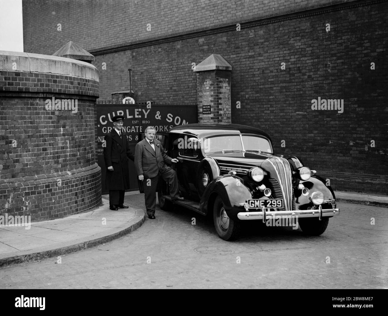 M. W Arrowsmith , fondateur de WJ Curley et fils ( son surnom était curley à cause de ses cheveux ) par sa voiture à la porte de son usine . 5 octobre 1937 Banque D'Images