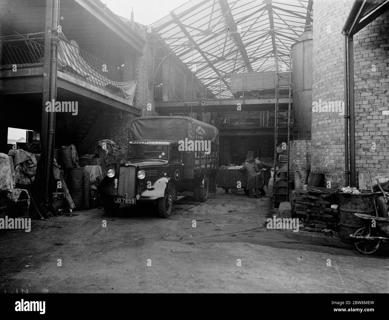 Des hommes déchargent des os et des déchets d'un camion du chantier WJ Curley , dans un incinérateur , Stratford , est de Londres . 5 octobre 1937 Banque D'Images