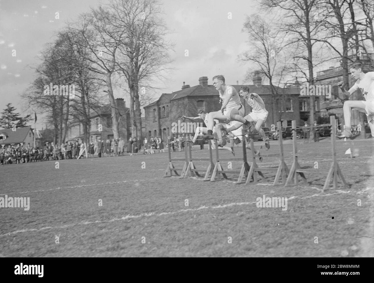 Eltham College sports . Les élèves surpoussent les hauts obstacles . 1936 Banque D'Images